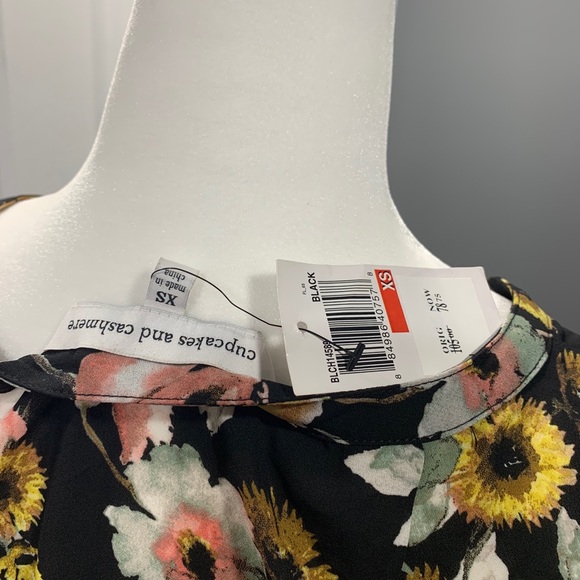 Cupcake and Cashmere XS Black Floral Dressy Shirt C11 - Picture 2 of 3